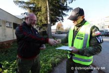 Vojensk policajti sa uia, ako vyriei dopravn nehodu